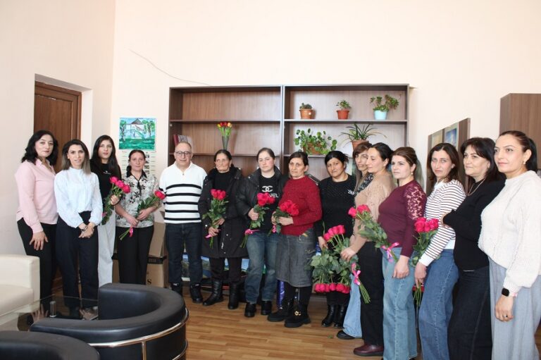 ნინოწმინდის მუნიციპალიტეტის მერმა ანივარდ მოსოიანმა მრავალშვილიან დედებს დედის დღე მიულოცა