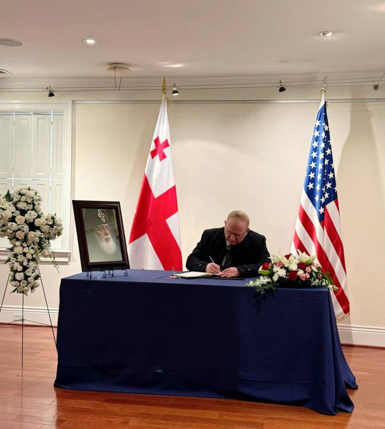 აშშ-ის სახელმწიფო დეპარტამენტის წარმომადგენლებმა ილია მეორის გარდაცვალებასთან დაკავშირებით აშშ-ში საქართველოს საელჩოში გახსნილ სამძიმრის წიგნში ჩანაწერი გააკეთეს