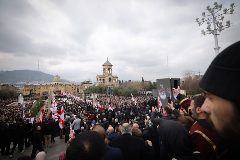 სუს-ი: 22 მარტს, 14:30 საათზე შსს-ში განხორციელებული ზარების ავტორი ამბობდა, რომ იმყოფებოდა სამების ტაძართან ცეცხლსასროლი იარაღით, დანაღმული ჰქონდა ტაძრის ტერიტორია და თუ 20 წუთში არ მოხდებოდა ევაკუაცია, განხორციელდებოდა აფეთქება