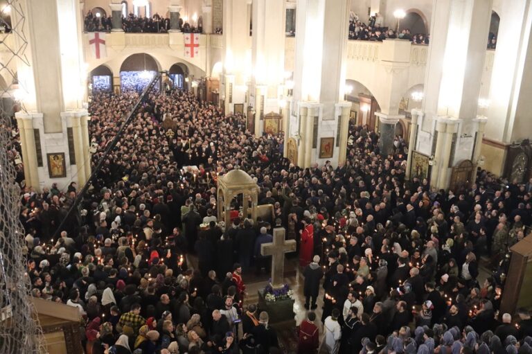 კათოლიკოს-პატრიარქის, ილია მეორისთვის პატივის მისაგებად სამების საპატრიარქო ტაძარი 24 საათის განმავლობაში ღია იქნება