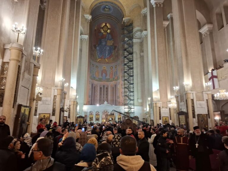 საპატრიარქომ გადაწყვეტილება შეცვალა და დღეს, სამების ტაძარში წირვის დროს, მრევლს უწყვეტად შეეძლება შესვლა და პატივის მიგება პატრიარქისთვის