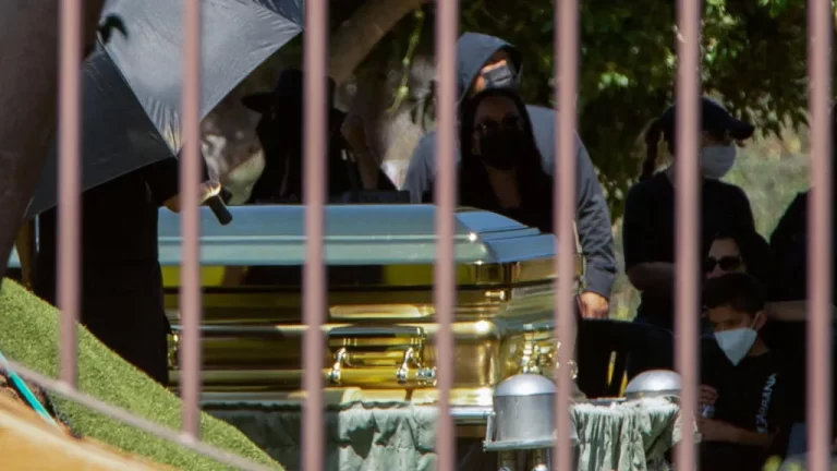 მექსიკელი ნარკობარონი „ელ მენჩო“ ოქროს კუბოთი დაკრძალეს