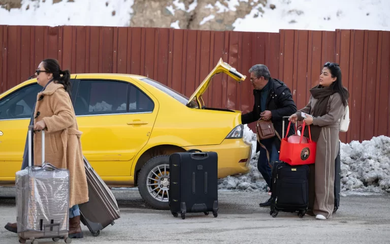 ირანელები თურქეთის საზღვრის უპრეცედენტო ჩაკეტვის შემდეგ საზღვართან გაიჭედნენ