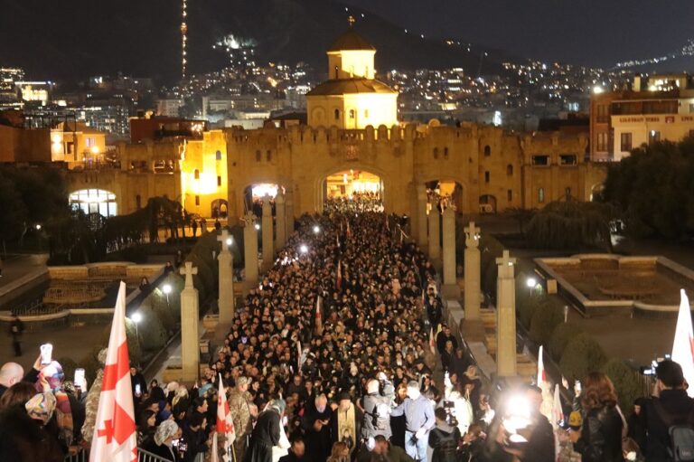 ილია მეორის ნათლულებმა სამების ტაძრამდე ფეხით მსვლელობა მოაწყვეს და პატრიარქის ხსოვნას პატივი მიაგეს
