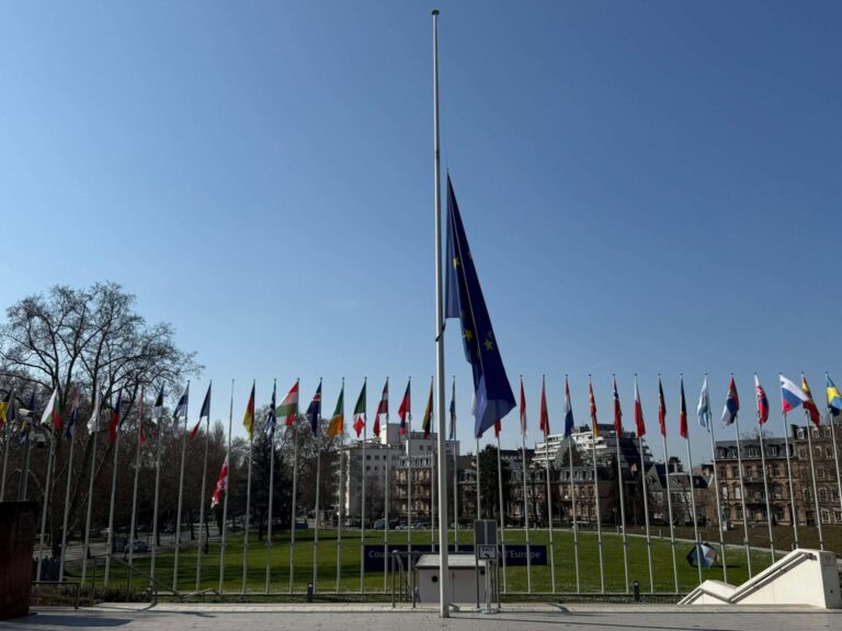 ილია II-ის ხსოვნის პატივსაცემად, სტრასბურგში, ევროპის სასახლესთან ევროპისა და საქართველოს დროშები დაეშვა