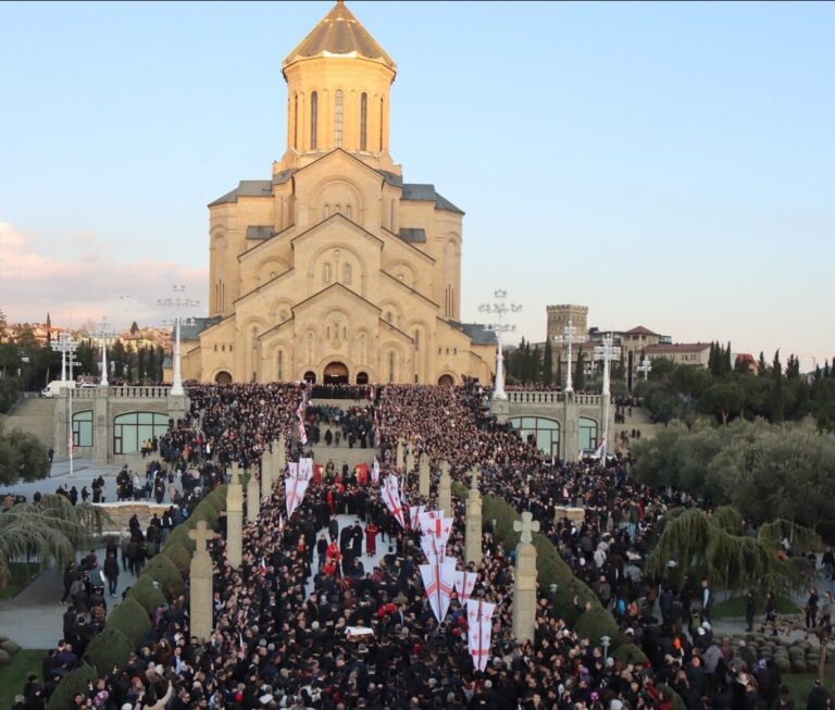 თბილისში, სამების საკათედრო ტაძრის მიმდებარე ტერიტორიაზე ავტომობილების მოძრაობა შეიზღუდა