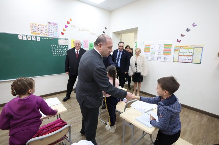 განათლების მინისტრი: საგამონაკლისო წესით, ერთჯერადად, 2026-2027 სასწავლო წელს პირველ კლასში დარეგისტრირების შესაძლებლობა მიეცემათ ბავშვებს, რომელთაც 31 დეკემბრის ჩათვლით უსრულდებათ 6 წელი