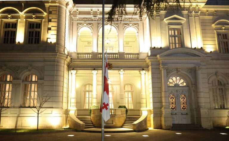 საქართველოს პრეზიდენტის სასახლეზე, მთავრობის ადმინისტრაციის შენობაზე და სხვა სამთავრობო შენობებზე სახელმწიფო დროშა დაეშვა