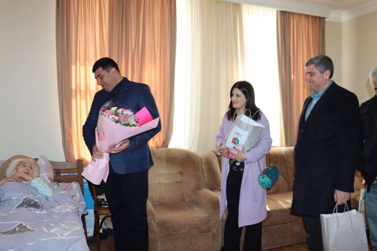 ახალქალაქის მერმა და საკრებულოს თავმჯდომარემ 100 წელს გადაცილებულ თამარა გვარამაძეს დედის დღე მიულოცეს