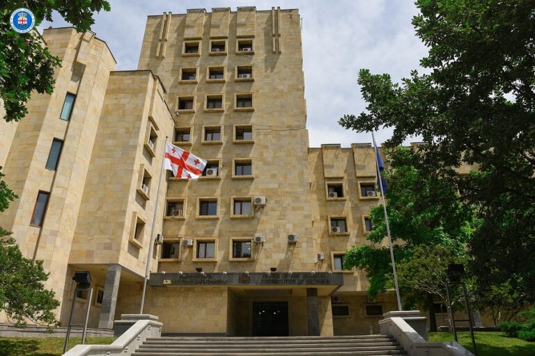 ხაშურის მუნიციპალიტეტში სიმამრის მკვლელობაში, სიდედრზე ძალადობასა და შემდეგ მის გაუპატიურებაში ბრალდებულს უვადო თავისუფლების აღკვეთა მიესაჯა