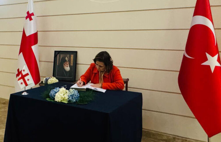 თურქეთის საგარეო საქმეთა მინისტრის მოადგილემ ილია II-ის გარდაცვალებასთან დაკავშირებით ანკარაში საქართველოს საელჩოში გახსნილ სამძიმრის წიგნში ჩანაწერი გააკეთა
