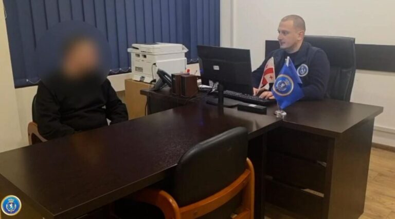 დიდი ოდენობით ქრთამის აღებისა და მიცემის ფაქტზე დაკავებულია თბილისის მუნიციპალიტეტის სამგორის რაიონის გამგეობის საბიუჯეტო-საფინანსო და შესყიდვების განყოფილების უფროსი სპეციალისტი და კიდევ ორი პირი