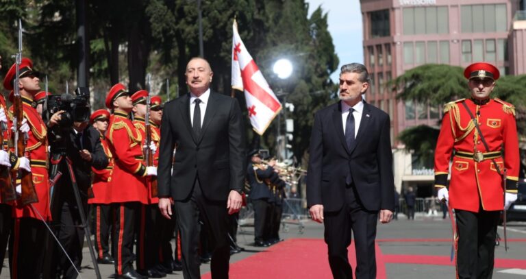 საქართველოს პრეზიდენტის სასახლეში აზერბაიჯანის რესპუბლიკის პრეზიდენტის, ილჰამ ალიევის დახვედრის ოფიციალური ცერემონია გაიმართა