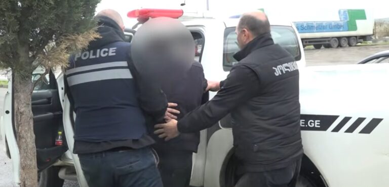 [ვიდეო] მცხეთა-მთიანეთის პოლიციამ ოჯახის წევრის მიმართ ჩადენილი მუქარისა და ძალადობის ბრალდებით ერთი პირი დააკავა