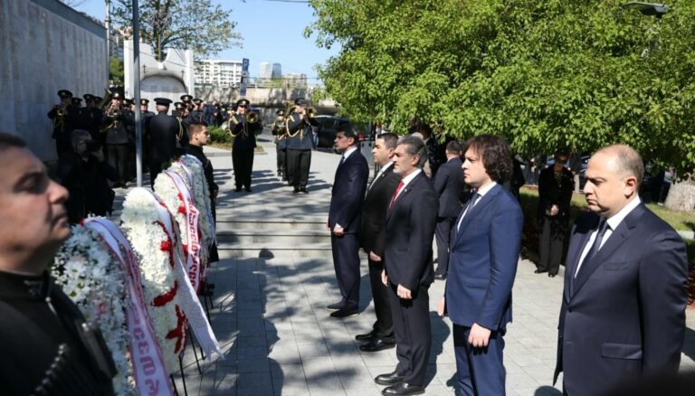 თავდაცვის ძალების დღესთან დაკავშირებით გმირთა მემორიალი გვირგვინით შეამკეს