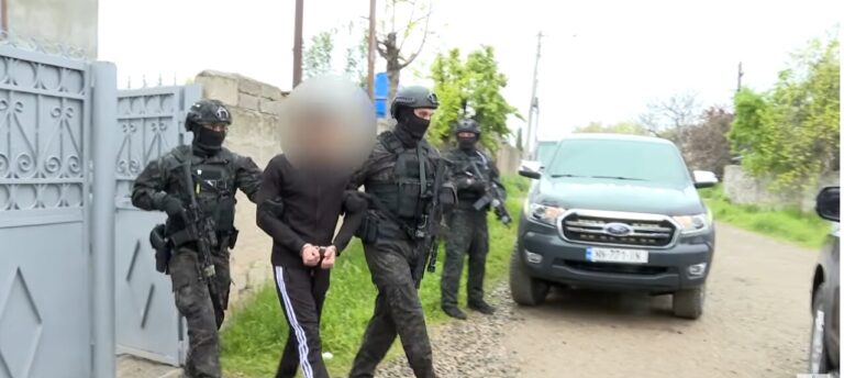 [ვიდეო] პოლიციამ მარნეულში სხვადასხვა დანაშაულში ბრალდებული 11 პირი დააკავა