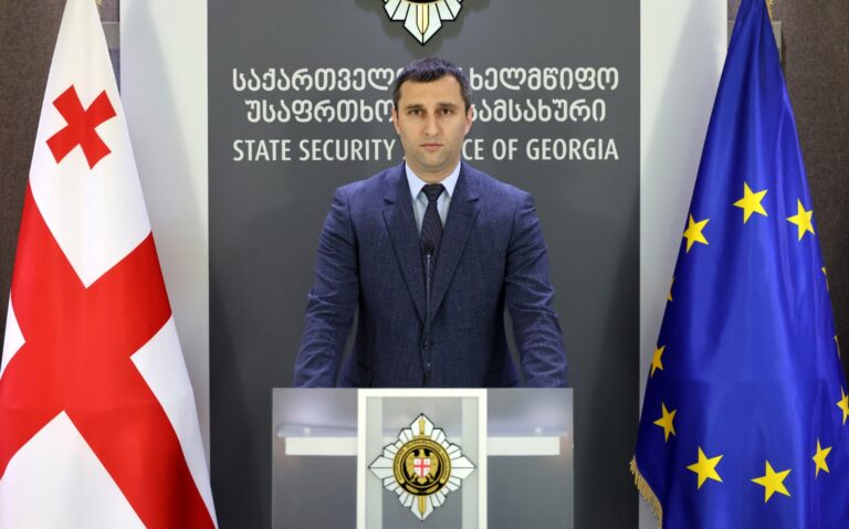სუს-მა დიდი ოდენობით სახელმწიფოს კუთვნილი თანხების თაღლითურად დაუფლებისა და თაღლითურად დაუფლებაში დახმარების ფაქტებზე ხუთი პირი დააკავა