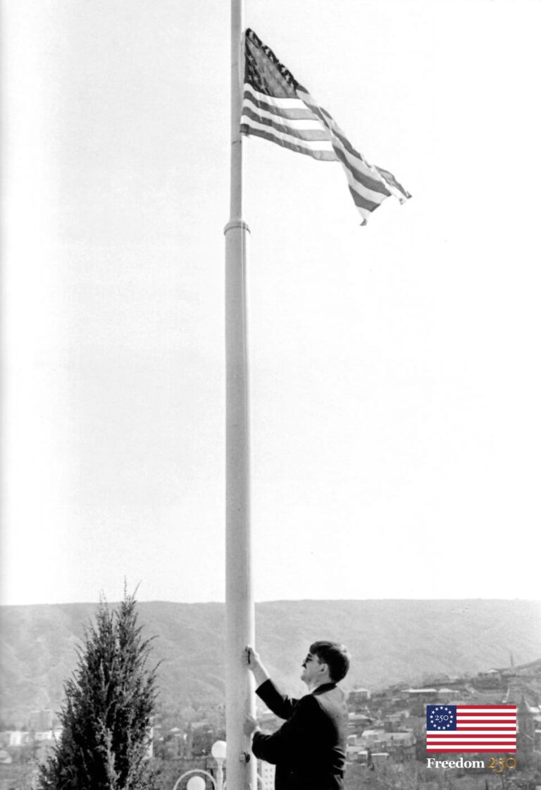 აშშ-ის საელჩო: 1992 წლის 23 აპრილს შეერთებულმა შტატებმა თბილისში საელჩო გახსნა, 34 წლის შემდეგ, ჩვენ სიამაყით ვაგრძელებთ ორმხრივად სასარგებლო პარტნიორობის გაძლიერებასა და განვითარებას საქართველოში