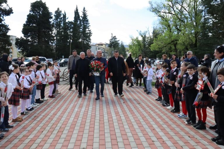 ვანში 9 აპრილის მემორიალი გვირგვინით შეამკეს