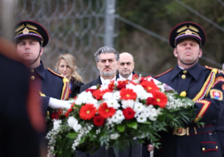 საქართველოსა და სლოვაკეთის პრეზიდენტებმა „თავისუფლების კარიბჭის“ მემორიალი გვირგვინით შეამკეს