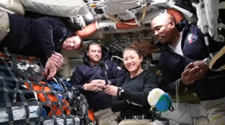 NASA-ს ასტრონავტები დედამიწის ორბიტის დატოვების შემდეგ კოსმოსში „სანახაობრივ მომენტს“ აღწერენ