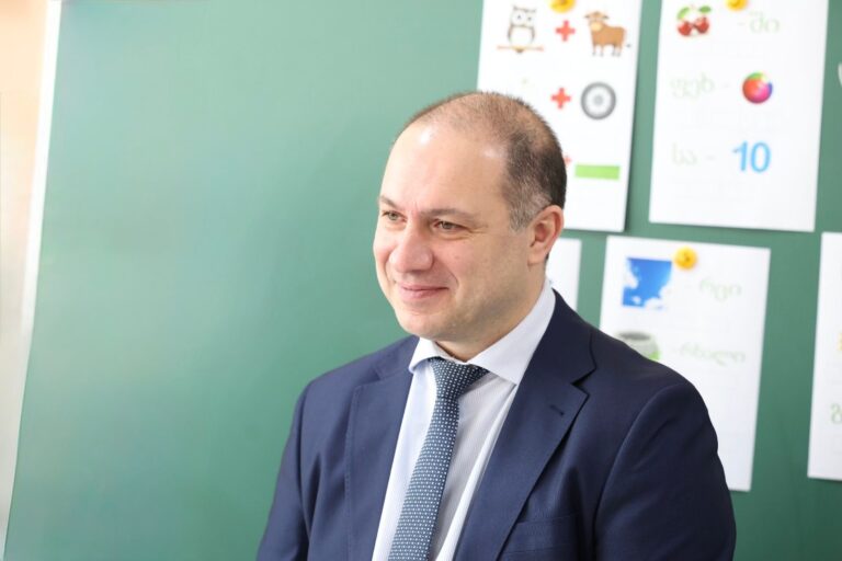 გივი მიქანაძე მე-12 კლასელებს: „სკოლის დამთავრება თქვენი წარმატების მხოლოდ დასაწყისია – მასწავლებლები, მშობლები, მეგობრები ამაყობენ თქვენით, მეც მათ შორის ვარ და ძალიან მეამაყება, რომ ჩვენს სამშობლოს ასეთი ღირსეული ახალგაზრდობა ჰყავს“