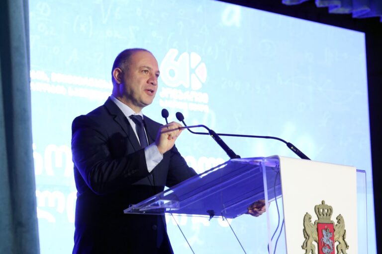 განათლების მინისტრმა კომაროვის თბილისის ფიზიკა-მათემატიკის №199 საჯარო სკოლის 60 წლის იუბილესადმი მიძღვნილ ღონისძიებაში მიიღო მონაწილეობა