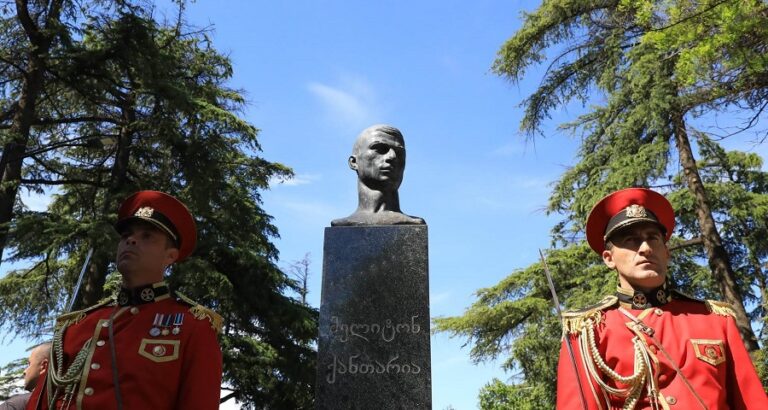 საქართველოს მთავრობის განკარგულებით, მეორე მსოფლიო ომის მონაწილეები ერთჯერადად 2 000 ლარს, ხოლო მეორე მსოფლიო ომში დაღუპულთა ოჯახების წევრები 1 000 ლარს მიიღებენ