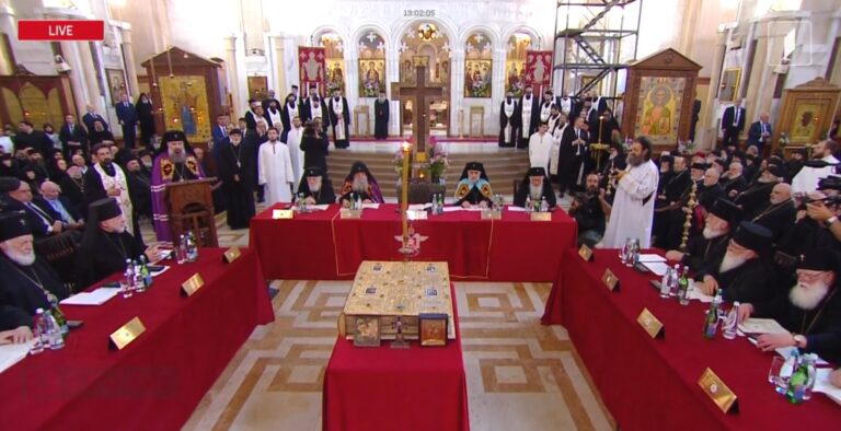 სამების ტაძარში იმართება გაფართოებული საეკლესიო კრება, რომელზეც საქართველოს ახალ კათოლიკოს-პატრიარქს აირჩევენ