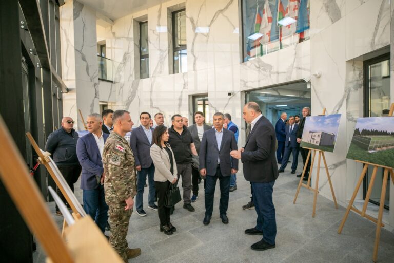 საქართველოში ვიზიტის ფარგლებში მყოფ აზერბაიჯანის თავდაცვის მინისტრს მუხროვანის სამხედრო ბაზაზე უმასპინძლეს