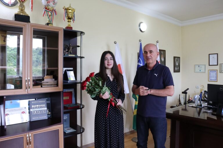 კონკურსში – „ვწერ თავისუფალ თემას 2026“ გამარჯვებულ ვანის მუნიციპალიტეტის სოფელ ზედავანის საჯარო სკოლის მოსწავლეს, მარიამ შარაშენიძეს ფულადი ჯილდო და საჩუქრები გადაეცა