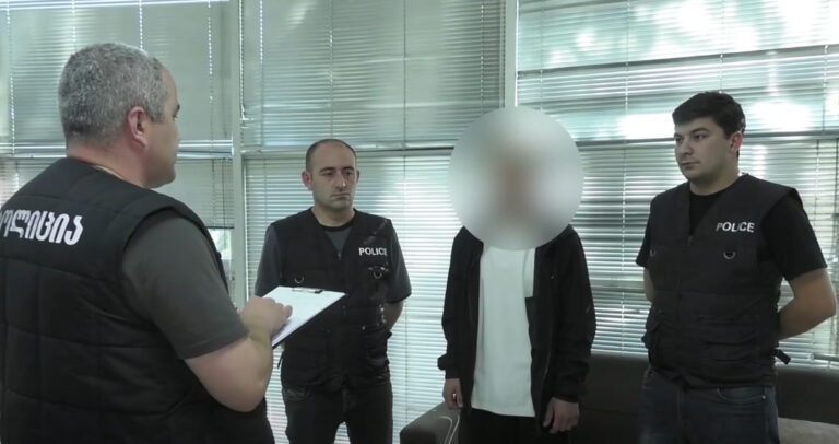 მარნეულში დიდი ოდენობით ქონების გამოძალვის ბრალდებით არასრულწლოვანი დააკავეს – იგი თანასკოლელს სისტემატურად სძალავდა ფულს და ძვირფასეულობას