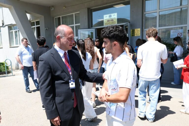 გივი მიქანაძე ეროვნული გამოცდების მეორე სესიის მიმდინარეობას რუსთავის მე-15 საჯარო სკოლაში გაეცნო