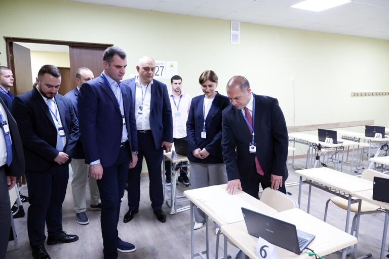 ერთიანი ეროვნული გამოცდების დაწყების პირველ დღეს განათლების მინისტრი თბილისის 160-ე საჯარო სკოლას ეწვია