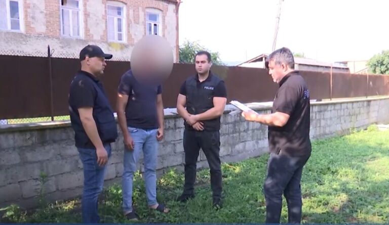 კახეთში დამამძიმებელ გარემოებაში ოჯახის წევრის განზრახ მკვლელობის ფაქტზე ერთი პირი დააკავეს