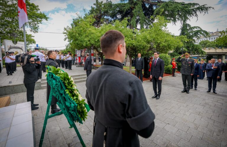 თურქმენეთის პრეზიდენტმა, დელეგაციის წევრებთან ერთად, ქვეყნის ერთიანობისთვის ბრძოლაში დაღუპულ გმირთა მემორიალი გვირგვინით შეამკო