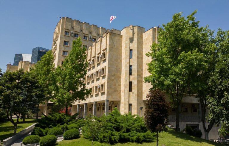 გრიგოლ ლილუაშვილის ნათესავს, ანდრია ლილუაშვილს 12 წლით პატიმრობა შეეფარდა – მას სახელმწიფოს სასარგებლოდ ჩამოერთვა 35 მილიონი ლარის ღირებულების 70 ერთეული უძრავი ქონება, 17 ერთეული სატრანსპორტო საშუალება, 125 ერთეული ძვირფასეულობა და ფერწერული ტილო, ასევე საბანკო ანგარიშებზე განთავსებული თანხები