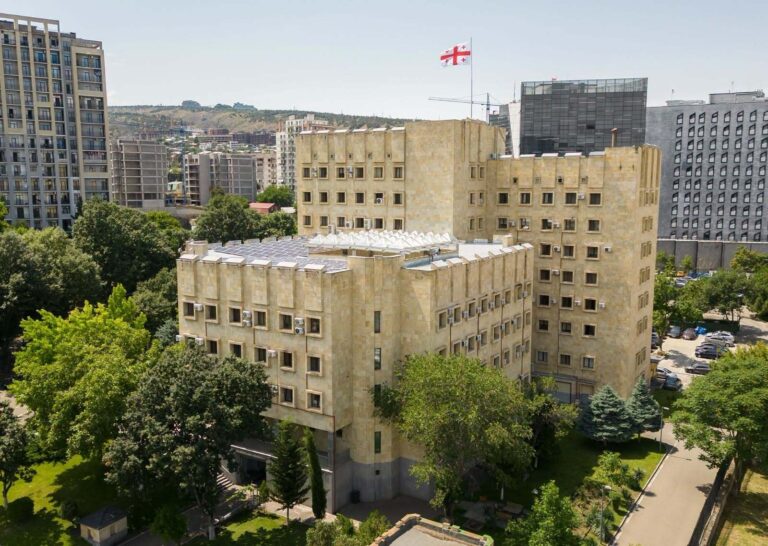 პროკურატურამ გიგა ავალიანის სისხლის სამართლის საქმეზე, ჯგუფურად ჯანმრთელობის განზრახ მძიმე დაზიანების წაქეზების და განსაკუთრებით მძიმე დანაშაულის შეუტყობინებლობის ფაქტებზე ორ პირს ბრალდება წარუდგინა
